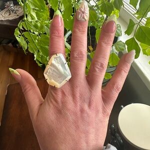 KENDRA SCOTT Mother of Pearl Statement Ring - Iridescent White Size 7!!!!